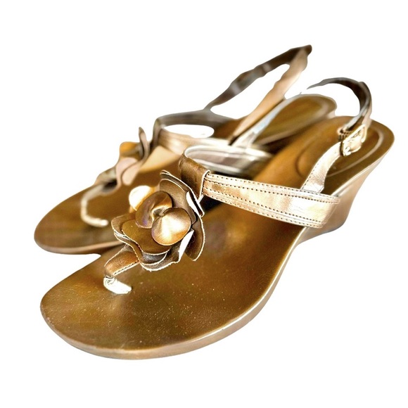 3/$30❤️ Madeline Stuart Bronze Metallic Floral Vegan Wedge Heel Sandals Size 8.5 - Picture 2 of 6